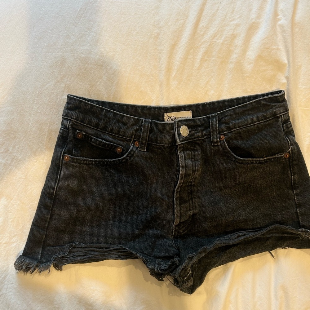 Zara high waisted distressed jean shorts Sz6